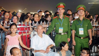 Công an Bắc Ninh hỗ trợ kịp thời 20 trẻ bị lạc trong đêm bắn pháo hoa