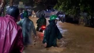 Công an phường Hải Vân giải cứu 6 thanh niên bị nước lũ cô lập trong đêm