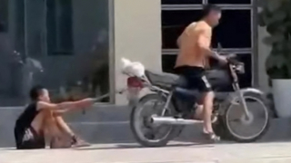 Làm rõ clip cháu bé bị bố xích chân, kéo lê trên đường