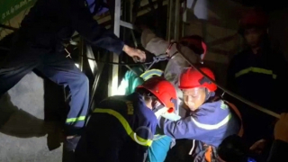 Giải cứu người đàn ông mắc kẹt trên biển quảng cáo cao 15m trong đêm