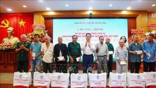 Trưởng ban Tuyên giáo và Dân vận Trung ương Nguyễn Trọng Nghĩa tặng quà gia đình chính sách tại Tây Ninh