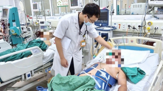 Trèo lên trần sửa bồn nước, người đàn ông bị điện giật ngừng tim