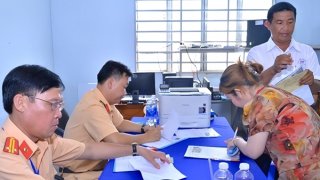Công an tỉnh Cà Mau tạo mọi điều kiện thuận lợi cho người dân đăng ký xe