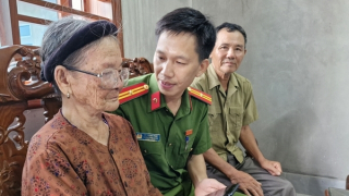 Cảm xúc vỡ òa của 2 gia đình thân nhân liệt sĩ ở Thanh Hóa