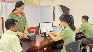 Người nước ngoài vui mừng khi được cấp định danh điện tử mức độ 2