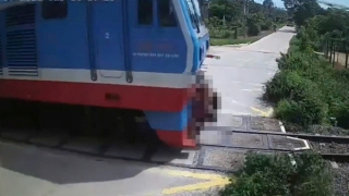 Người đàn ông đứng giữa đường sắt bị tàu hỏa tông tử vong