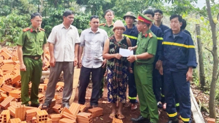 Công an tỉnh Gia Lai ra quân cao điểm hoàn thành Chương trình xóa nhà tạm, nhà dột nát