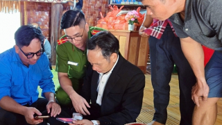 Công an xã vùng biên giới xung kích hỗ trợ cung cấp dịch vụ công trực tuyến