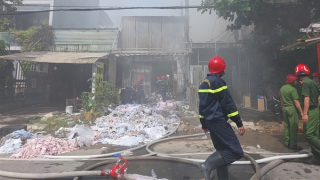 Cảnh sát dùng thiết bị chuyên dụng phá cửa thép khống chế đám cháy kho vải