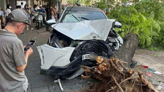 Ô tô tông liên hoàn nhiều xe máy ở Hà Nội