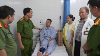 Lãnh đạo Công an TP Hà Nội thăm hỏi cán bộ bị thương trong khi làm nhiệm vụ