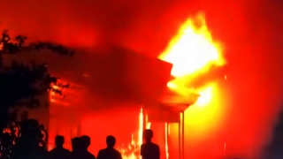 Cảnh sát giải cứu bé trai thoát nạn trong căn nhà khóa cửa bị cháy