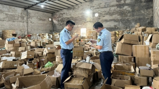 Khui lộ kho chứa hoá, mỹ phẩm nhập lậu chuyên tuồn hàng quảng bá trên TikTok