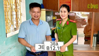 Người dân Hà Tĩnh phấn khởi đăng ký xe tại Công an xã