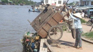 Xả rác xuống sông, hồ bị xử phạt như thế nào?