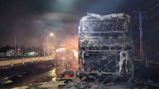 Xe khách giường nằm bốc cháy trên Quốc lộ 1