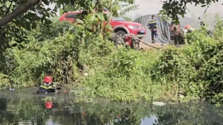 Cảnh sát ngâm mình dưới mương nước để chữa cháy vựa ve chai