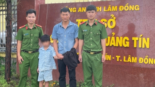 Công an xã giúp cháu trai bị lạc về với gia đình