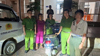 Công an phường giúp người phụ nữ có dấu hiệu trầm cảm đi lạc trở về với gia đình