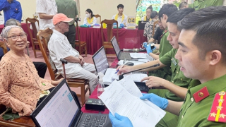 Đội nắng đến từng nhà phục vụ thu nhận mẫu ADN của thân nhân liệt sĩ chưa xác định được danh tính