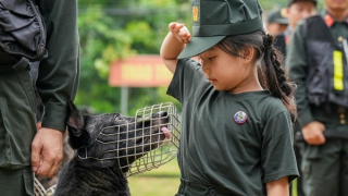 Trẻ em thích thú với trải nghiệm huấn luyện chó nghiệp vụ