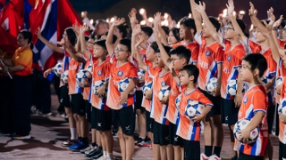 Câu chuyện phía sau đêm khai mạc giải bóng đá rực rỡ