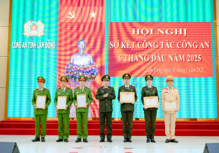 Thưởng nóng các đơn vị phá án nhanh vụ bắt giữ người trái pháp luật