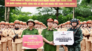 Học viện CSND thăm và tặng quà cán bộ, học viên tham gia diễu binh, diễu hành