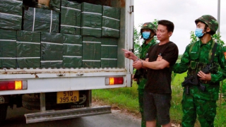 Dùng xe tải vận chuyển 45.000 gói thuốc lá lậu qua biên giới
