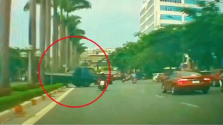 Lái xe tải băng ngang thảm cây dải phân cách, tài xế bị phạt nặng