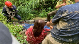 Cảnh sát kịp thời cứu nạn 2 người đi xe máy rơi xuống vực ở Ba Vì