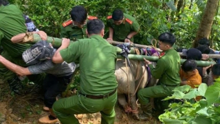 Công an xã ở Lào Cai giúp dân bị ảnh hưởng do sạt lở, mưa lũ