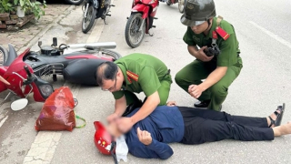 Cảnh sát cơ động kịp thời cứu giúp người phụ nữ gặp nạn trên đường