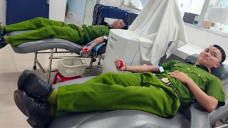 Hai cán bộ Công an xã hiến 500ml máu cứu người