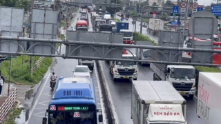 2 vụ TNGT xảy ra cùng lúc khiến đường Đỗ Mười ùn ứ kéo dài