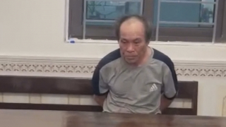 Cảnh sát phá cửa sắt, khống chế kẻ hung hãn chém vợ