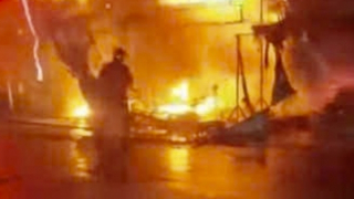 Nhiều hàng hóa trong các ki-ốt bị thiệt hại sau vụ cháy chợ Lô 6