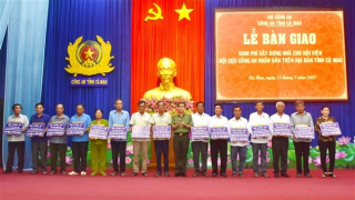 Bàn giao kinh phí xóa nhà tạm cho hội viên Hội Cựu CAND tỉnh Cà Mau