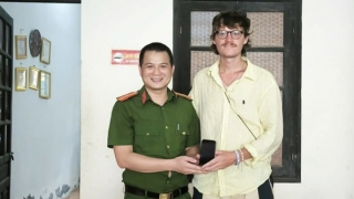 Công an xã giúp du khách người Anh tìm lại tài sản, hỗ trợ chỗ ăn nghỉ