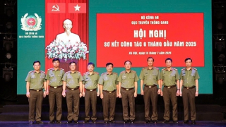 Nhiều phóng viên của Cục Truyền thông CAND lăn xả hiện trường, không kể hiểm nguy