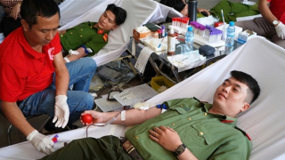 Hơn 100 CBCS Công an Tây Ninh tham gia Ngày hội hiến máu “Giọt hồng sông Vàm”
