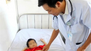 Búi tóc nặng nửa ký nằm trong dạ dày bé trai 5 tuổi