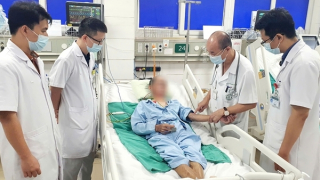 Khuyến cáo gấp từ việc 3 người ăn tiết canh lợn phải nhập viện