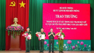 Khen thưởng các tập thể, cá nhân bắt vụ vận chuyển 18kg vàng