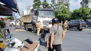 Rơi vào “điểm mù” của xe ben, 2 người phụ nữ thương vong