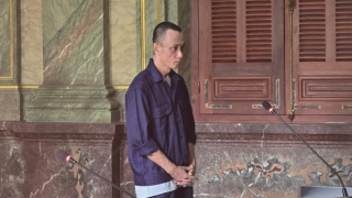 Tông hàng xóm gãy 5 xương sườn vì mâu thuẫn lối đi chung