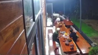 Người đàn ông bị bắn tử vong khi đang ngồi nhậu trước nhà