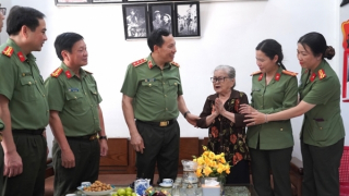 Thứ trưởng Lê Văn Tuyến thăm Khu di tích An ninh Khu V và tri ân người có công