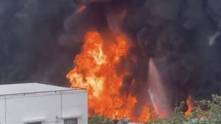 Ngọn lửa bao trùm công ty sơn rộng hơn 1.000m2