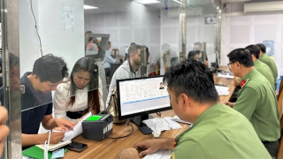 Cấp định danh điện tử cho người nước ngoài “hết việc chứ không chỉ hết giờ”